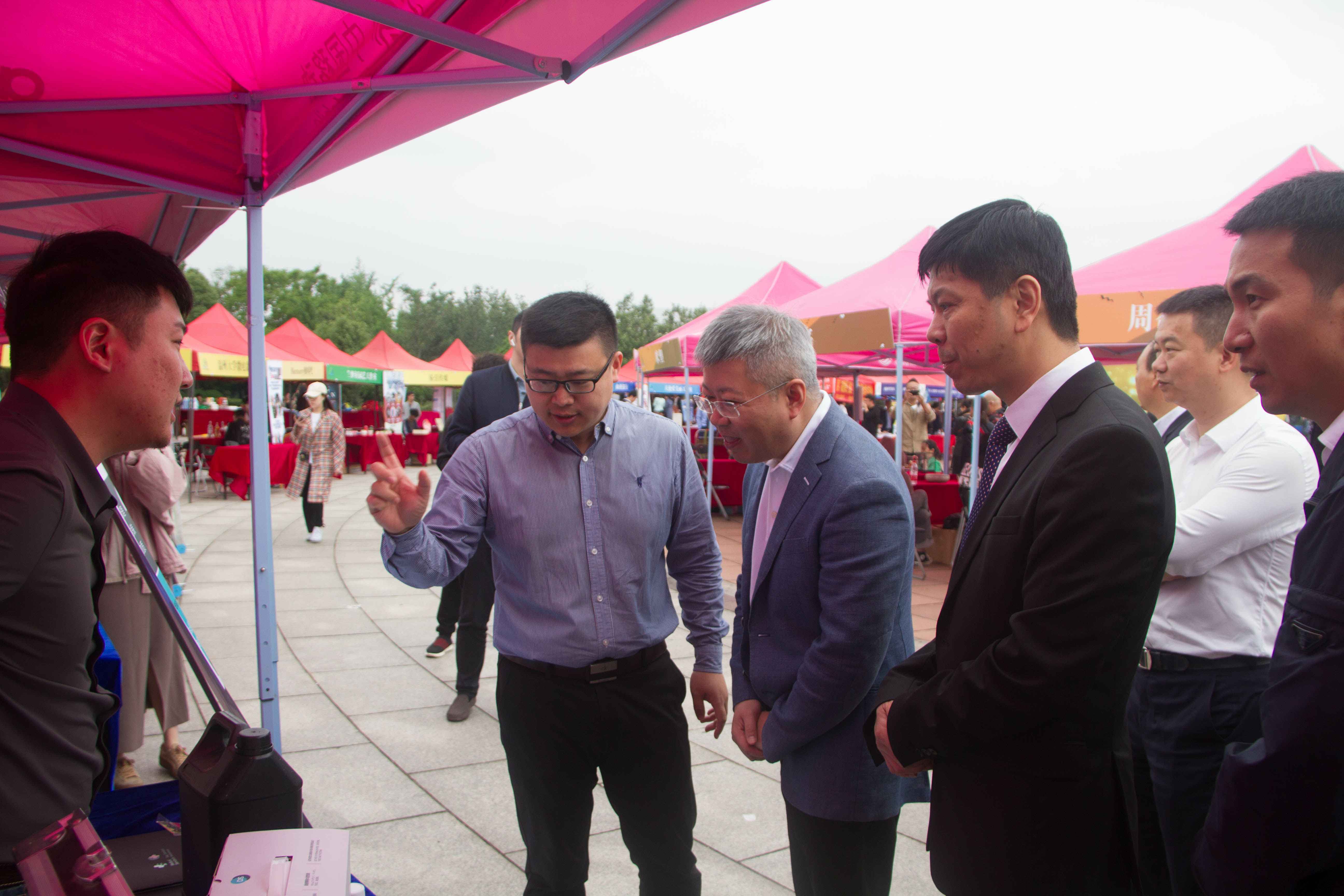 格式工廠(chǎng)汪馳副市長(zhǎng)與我校日標(biāo)科技創(chuàng)業(yè)項(xiàng)目負(fù)責(zé)人交流.jpg