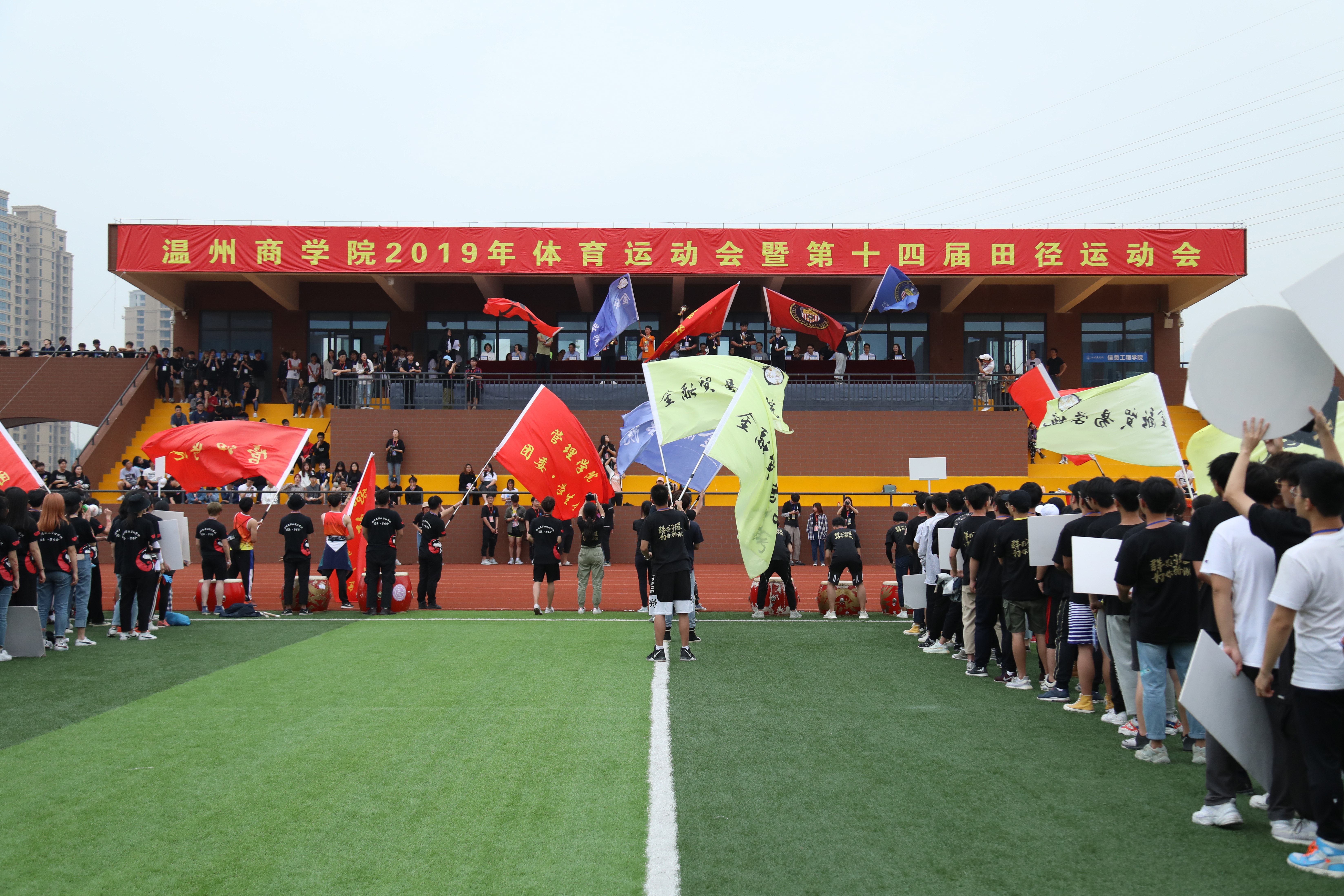 領(lǐng)獎臺搖旗  呂銘峻 2019.05.10.JPG