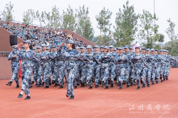 新生隊(duì)列正步 (4).jpg