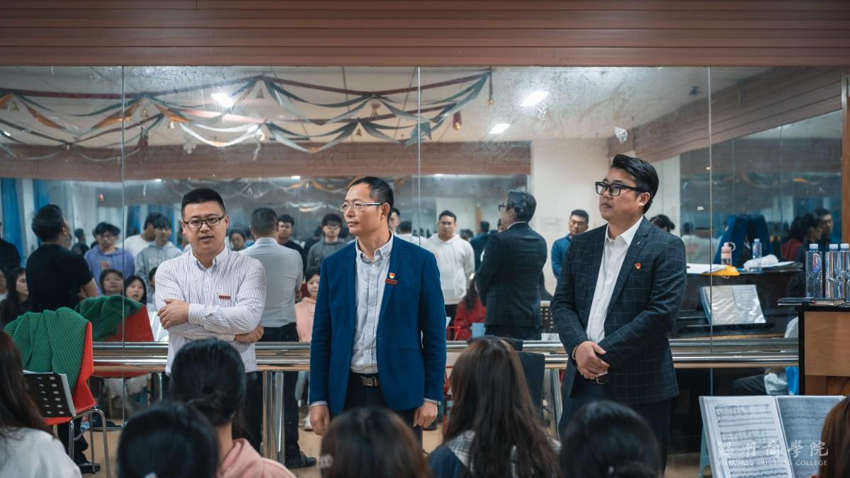校長(zhǎng)助理胡江慰問(wèn)動(dòng)員參賽師生.jpg