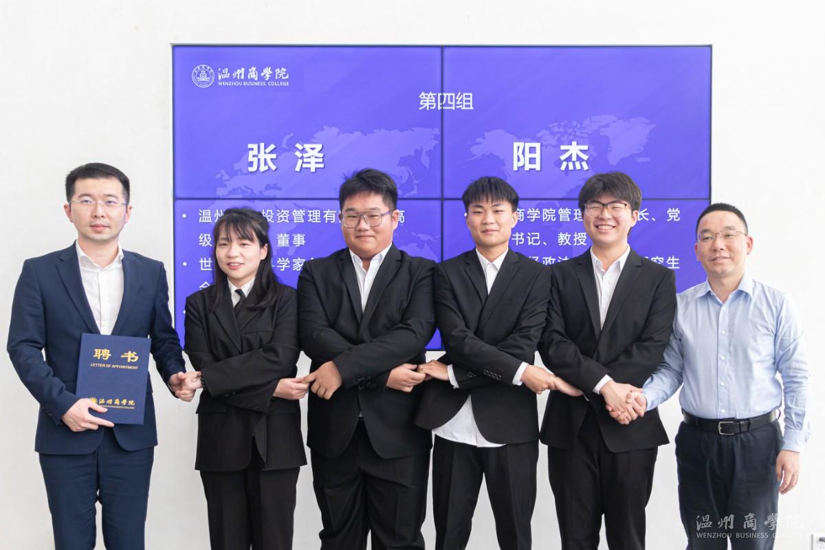 2022.5.18 創(chuàng)管班導(dǎo)師——發(fā)聘書8朱思怡攝..jpg