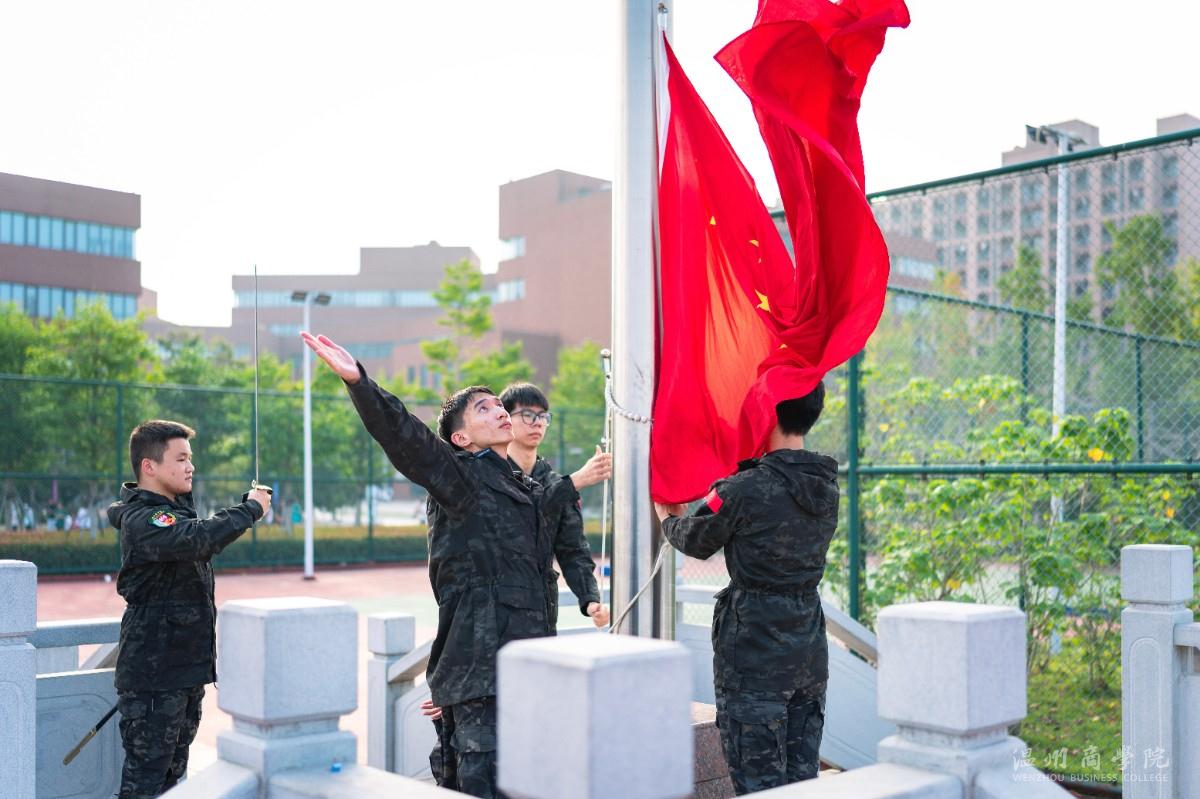 2022.09.30 國(guó)護(hù)隊(duì)出旗升旗 施展 攝 (2).jpg