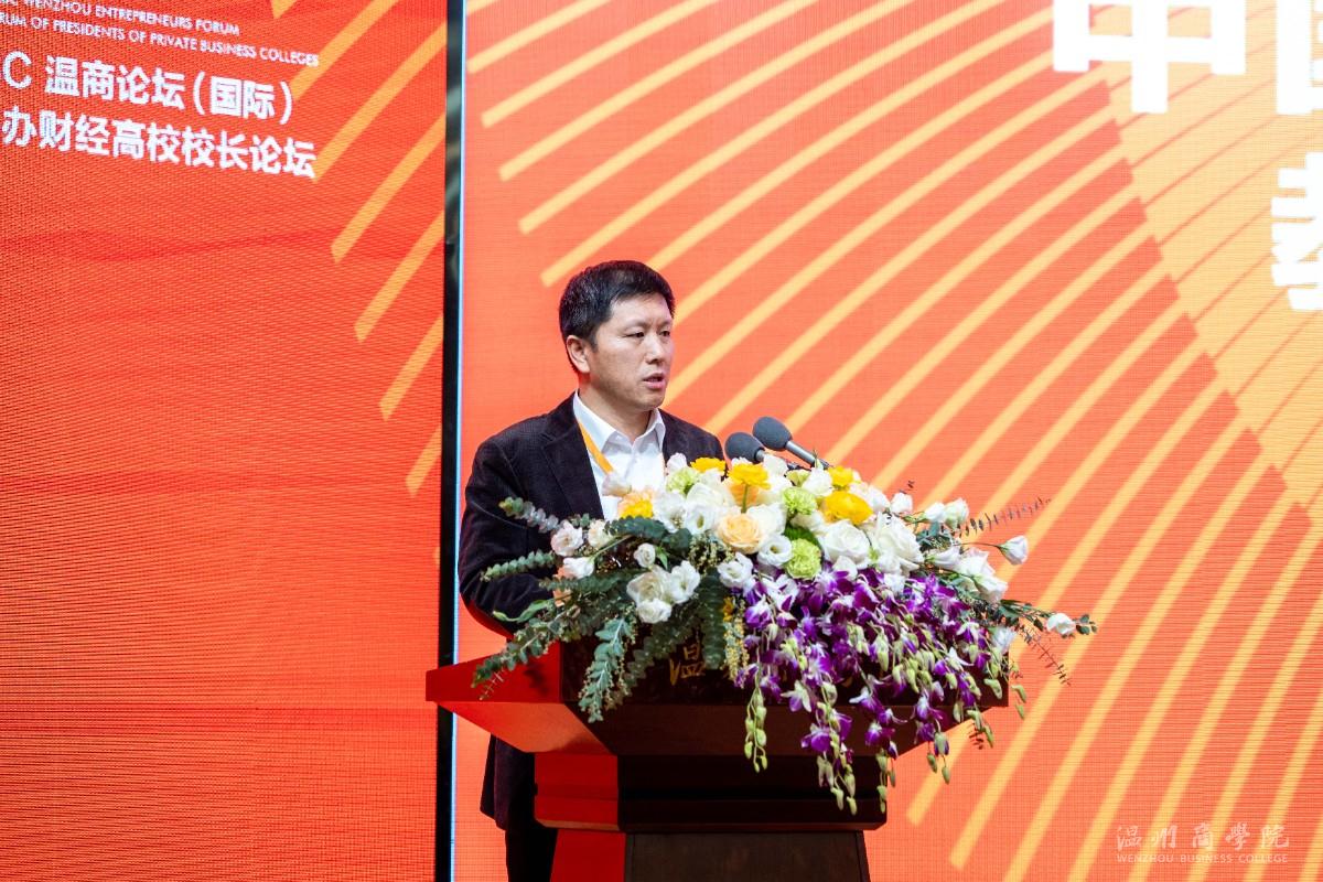 2023.11.21 校長(zhǎng)論壇 李海龍?zhí)貙? 鄭彥愷_攝.jpg