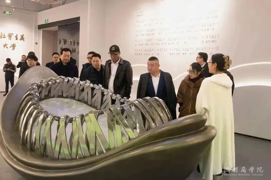 參觀創(chuàng)業(yè)教育館.jpg