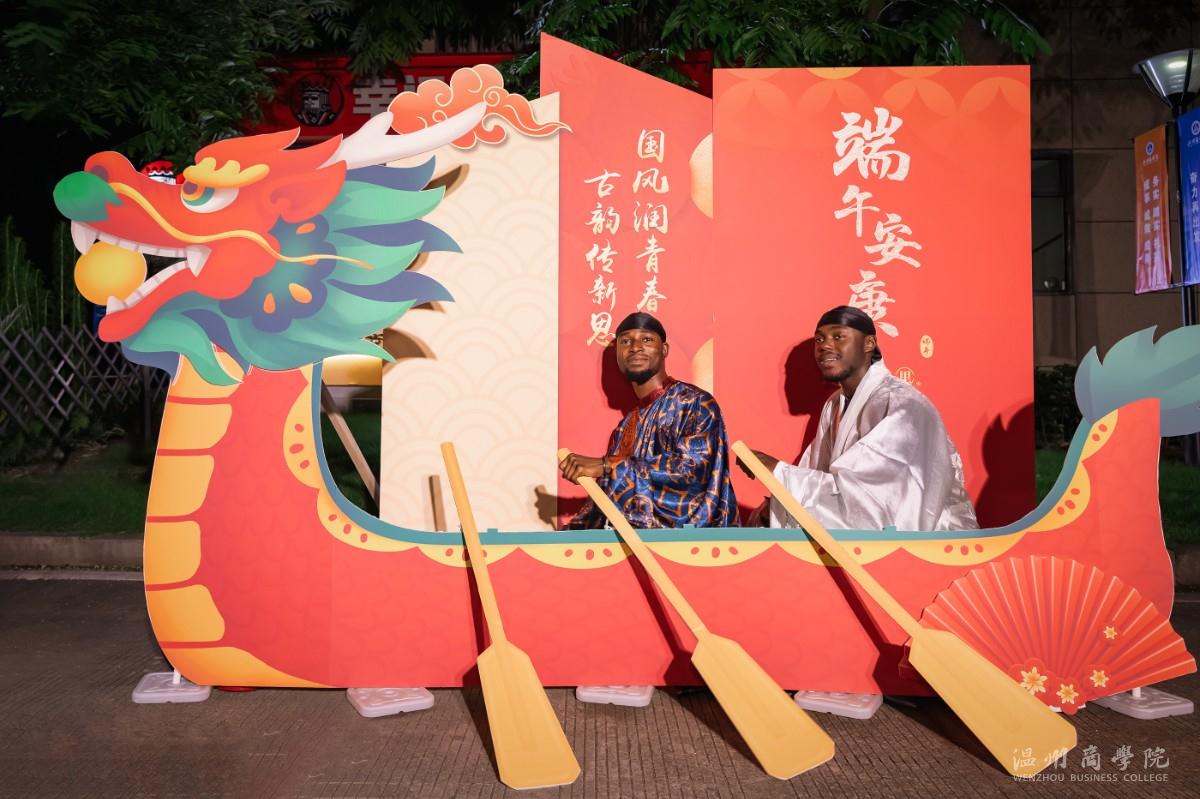 留學(xué)生龍舟合影.jpg