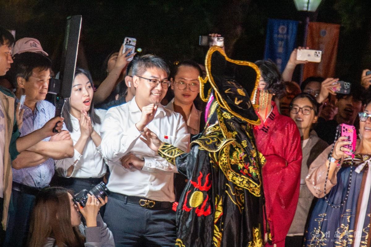 謝校長(zhǎng)與川劇演員互動(dòng).jpg
